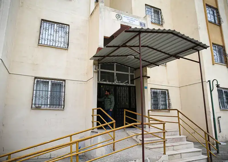 Asansördeki Komik Anlar: Çatıdaki Güvenlikleri Çalan Şahıs Şaşkınlık Yarattı