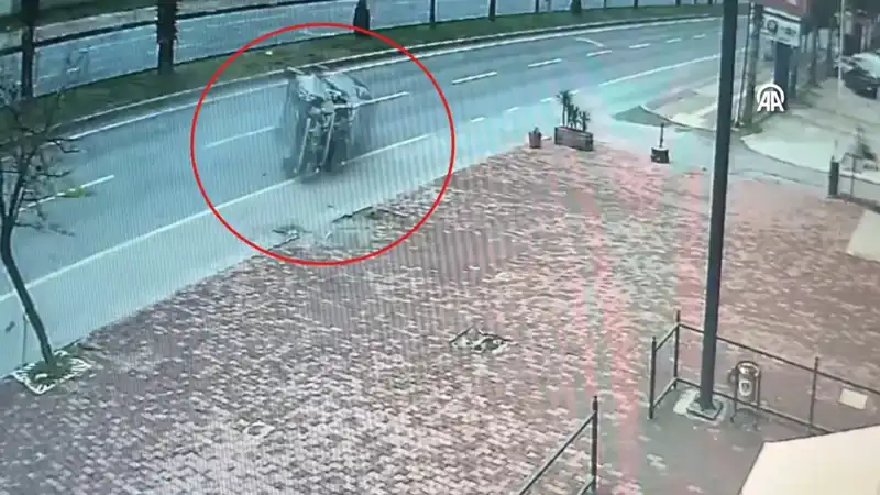 Güvenlik Kamerasında Kayıt Altına Alınan Korkunç Kaza: İki Yaralı!