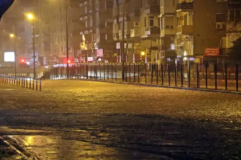 Antalya'da Şiddetli Yağışlar Sonrası Sokaklar Göle Döndü