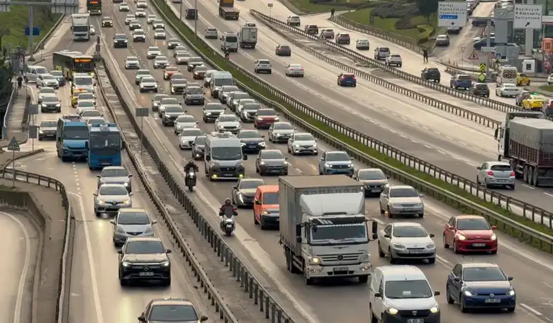 İstanbul'da Sabah Trafiği: Anadolu Yakası'nda Adım Adım İlerleyen Araçlar