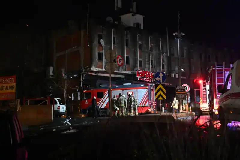 Maslak’ta Yangın Paniği: Beş Araç Alev Alev Yandı, Olay Yeri Kayıt Altında