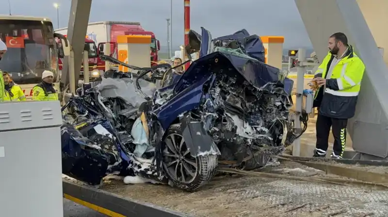 Silivri’de Feci Kaza: Otomobil Gişe ile Otobüs Arasında Sıkıştı