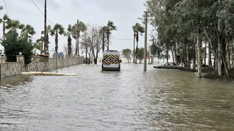 Göl Taşınca İlçe Sular Altında Kaldı: Araçlar ve Evler Zarar Gördü