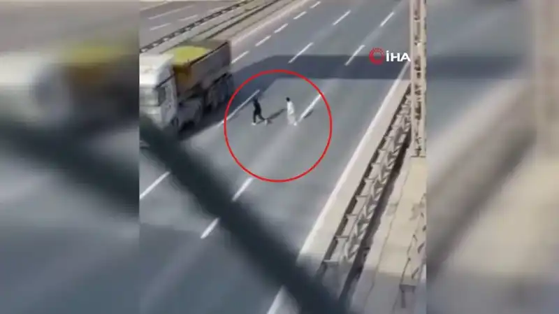 Tehlikeli Yolculuk Anları Kameralara Yansıdı: Herkesin Yüreği Ağızda!