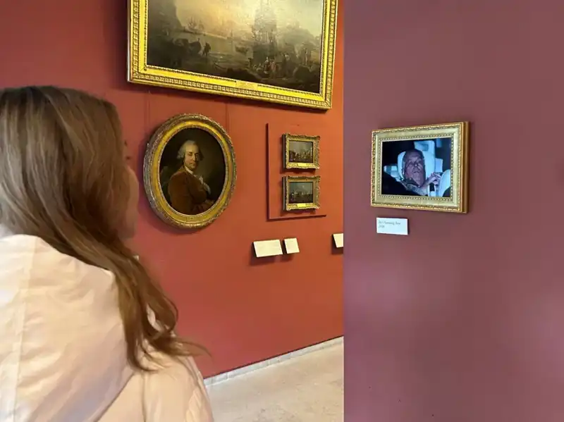 Eski Prens Andrew'un Polis Arabasındaki Gizemli Fotoğraf Louvre'da Sergileniyor