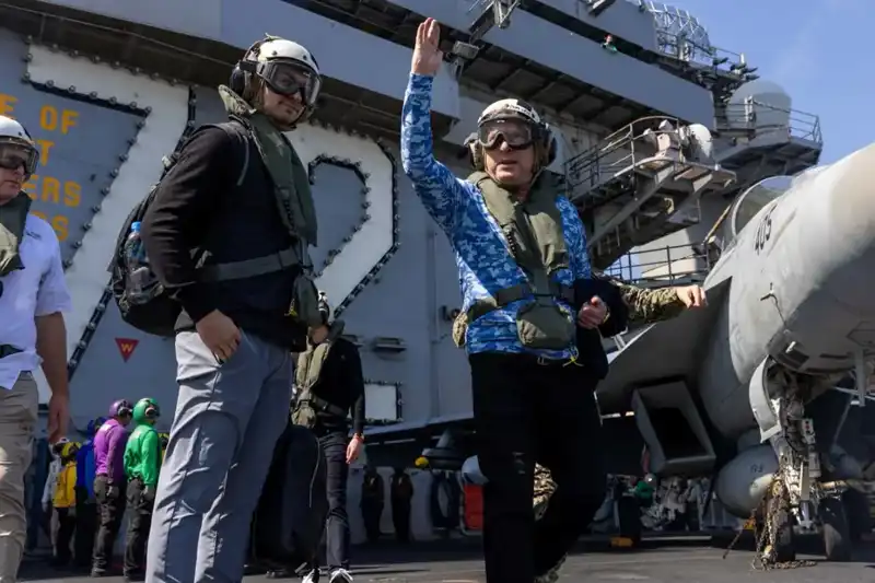 ABD Umman Ekibi, Savaş Gemisini Ziyaret Etti: Müzakere Masası mı, Askeri Güç mü?