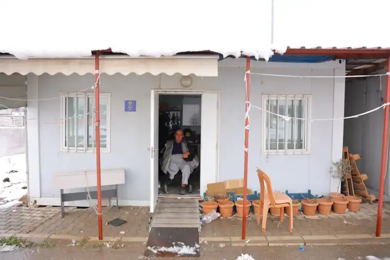 Depremin Altıncı Gününde Kurtarılan Genç, Yaşama Umudunu Sürdürüyor